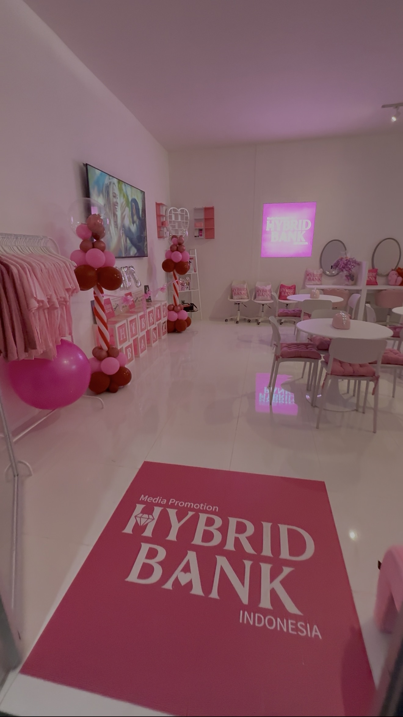バリ島にあるHYBRID BANK INDONESIAのオフィス内観